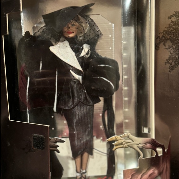 Mattel Disney: 101 Dalmatians - Cruella de Vil Doll (16295) - Picture 3 of 10